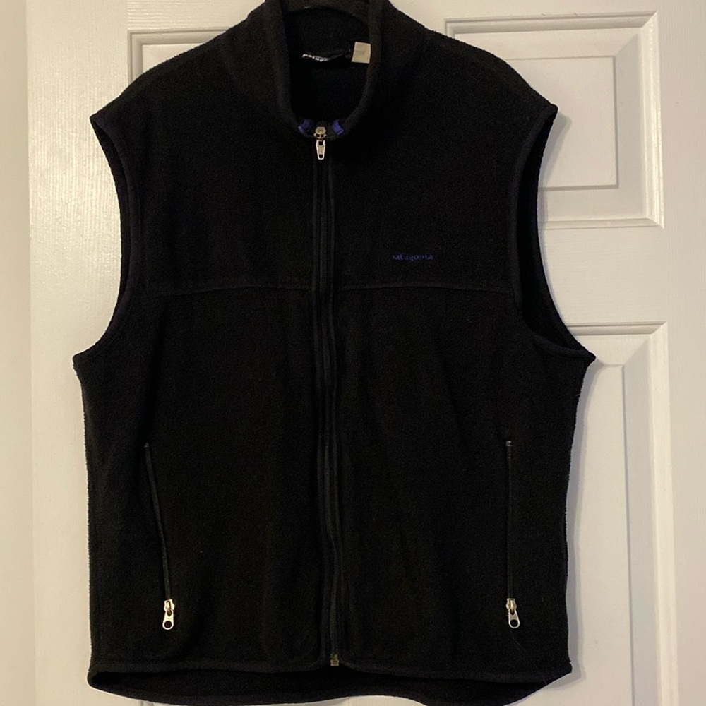 Patagonia black vest, unisex, know for its warmth, good condition